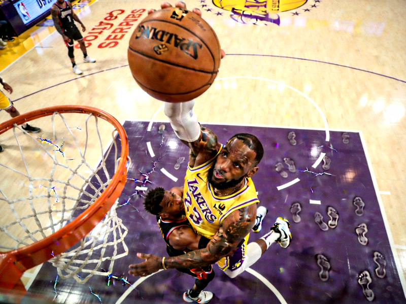 NBA季后赛湖人队詹姆斯隔人暴扣的震撼瞬间，篮球架都在颤抖